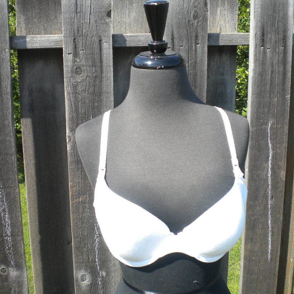 36D White, Motherhood Maternity, Underwire Nursing bra, pre-owned